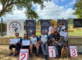 Los ganadores del torneo posan felices con sus diplomas.
