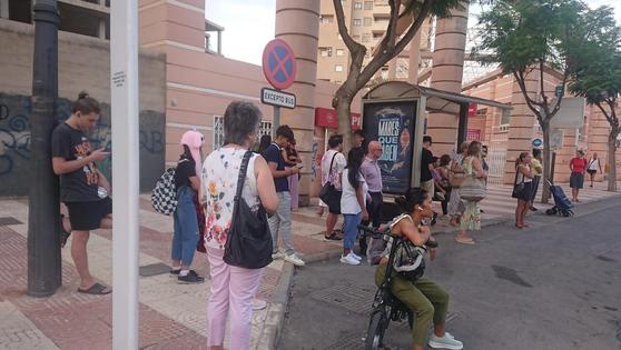 Vecinos de Roquetas demandan un cambio profundo en el transporte