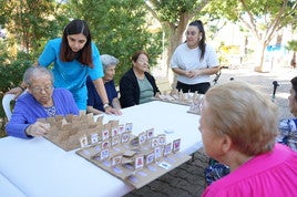 Varias mujeres disfrutando de juegos de mesa.