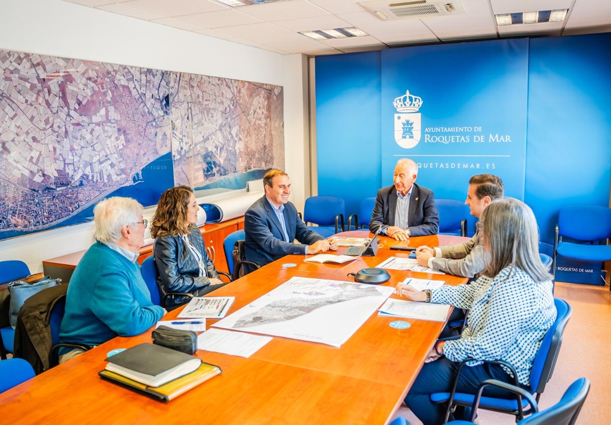 La reunión entre el alcalde de Roquetas y otras personalidades.