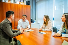 José Juan Rodríguez con representantes de la multinacional.