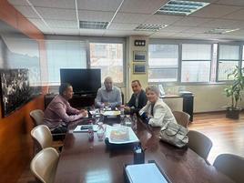 Reunión entre el alcalde y varias personalidades.