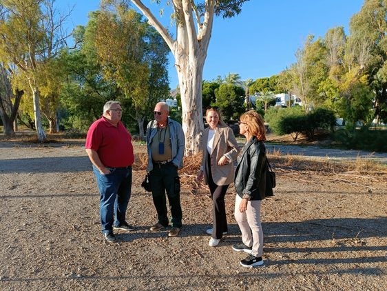 Manolo García charla con vecinos del municipio.