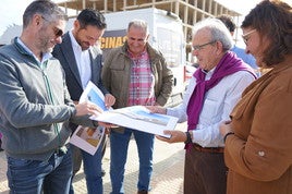 Antonio Bonilla revisa los bocetos del próximo centro educativo en los Llanos de Vícar.