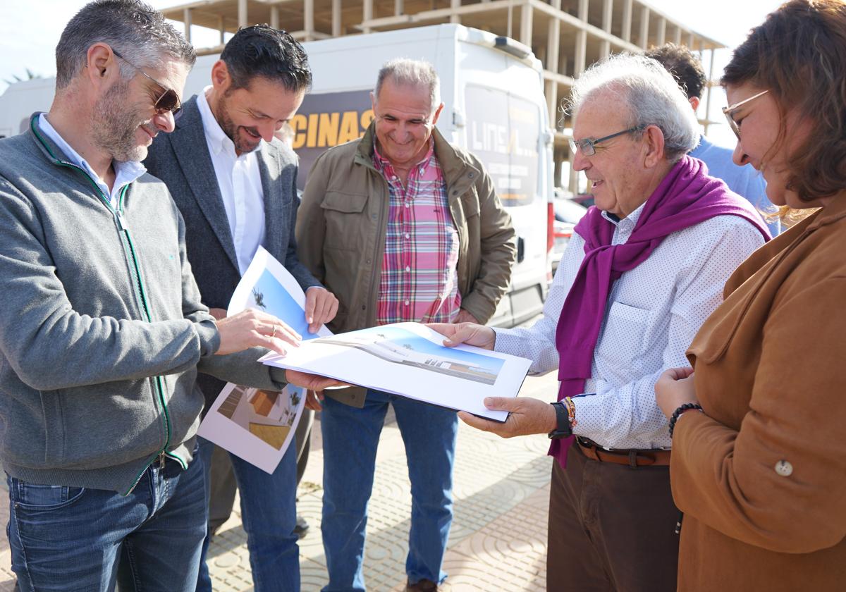 Antonio Bonilla revisa los bocetos del próximo centro educativo en los Llanos de Vícar.
