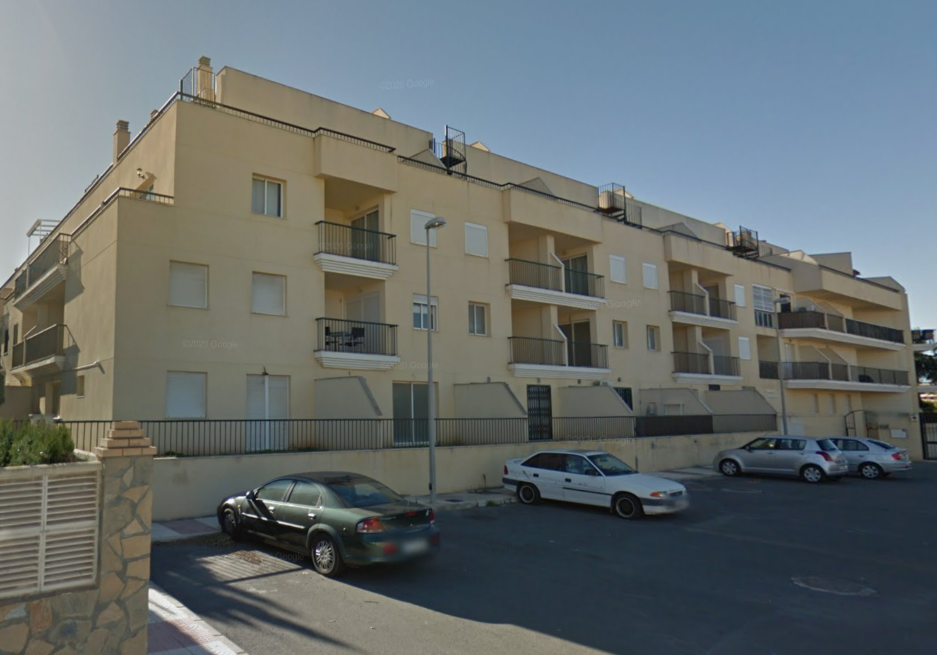 Imagen de algunas de las viviendas del Balcón de Golf de Roquetas de Mar, inmuebles que el TSJA exige que se demuelan.