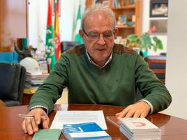 Antonio Bonilla preparando los ejemplares de la 'Carta Magna'.