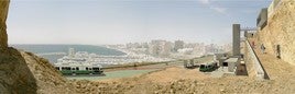 Uno de los bocetos realizados por el arquitecto José María Martínez en los que se muestra un tren-tranvía en el que se ve el Puerto Deportivo de Aguadulce.