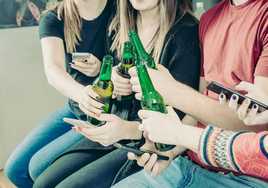 Algunas personas se toman unas cervezas, en una imagen de archivo.