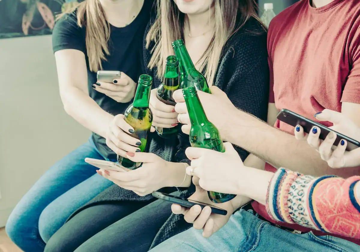 Algunas personas se toman unas cervezas, en una imagen de archivo.