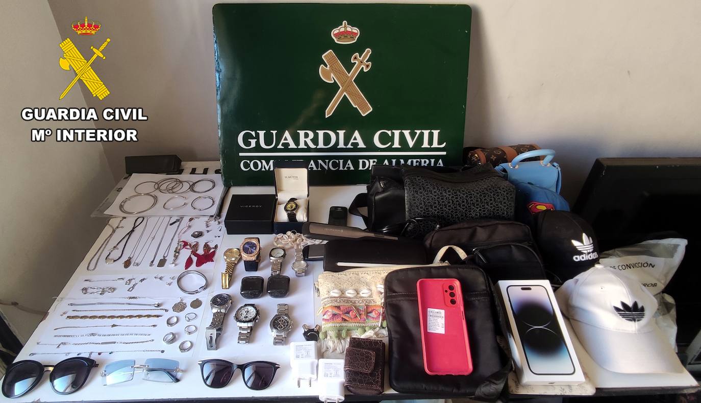 Material presuntamente robado recuperado por la Guardia Civil.