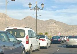 Atasco provocado por el accidente en Roquetas de Mar.