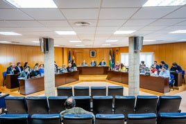 El pleno ordinario, en la jornada de ayer jueves, tuvo un largo y tendido debate sobre el caso de la construcción de las 129 viviendas.