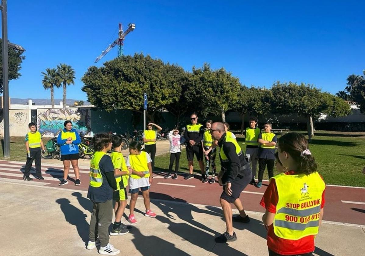 Alumnos atendiendo a las autoridades en un momento de aprendizaje.