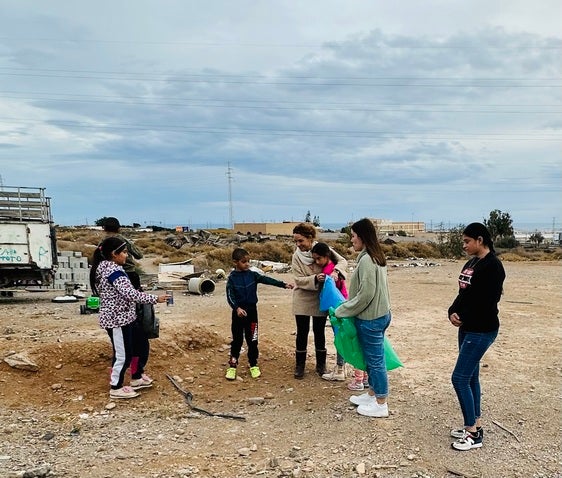 Varios jóvenes hacen labores de reciclaje en un descampado del municipio de Vícar.