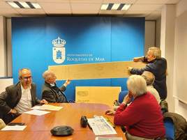 Ginés Valera regala al Ayuntamiento de Roquetas unos mapas de cartón pluma sobre las baterías de Aguadulce