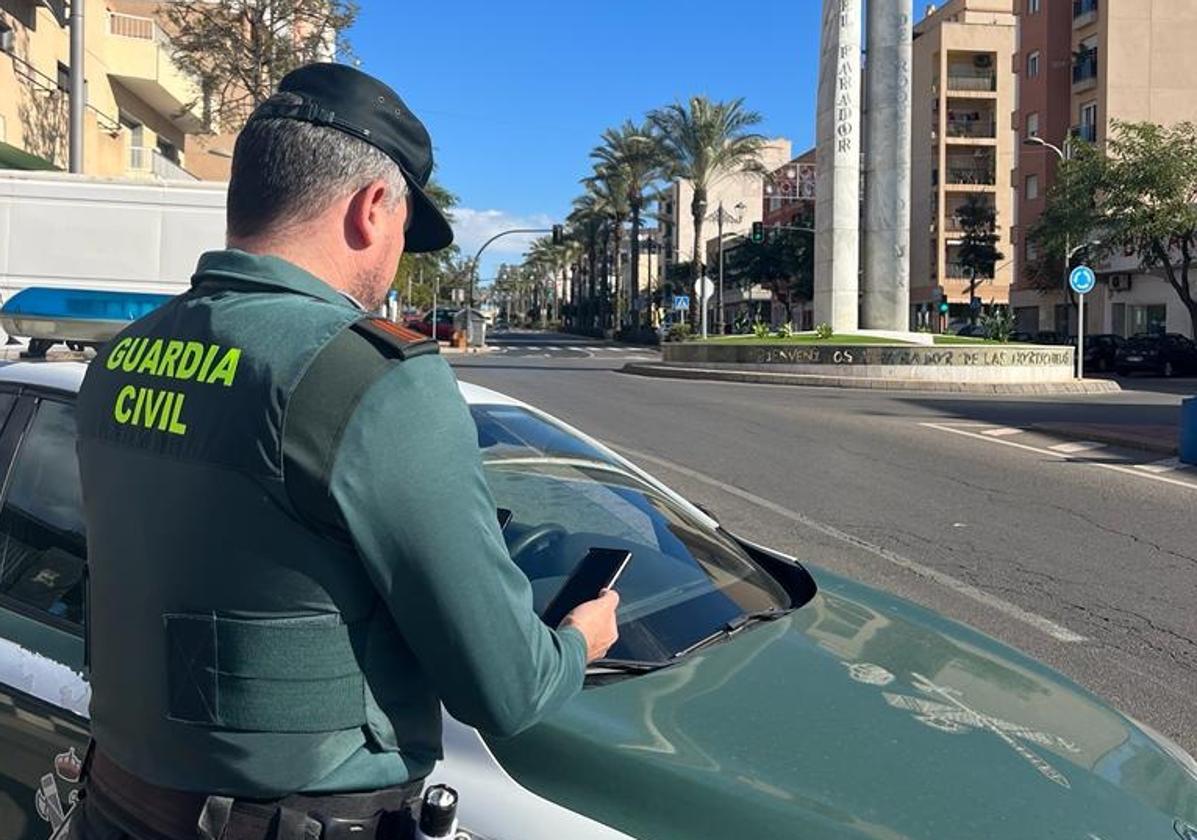 Un agente fuera de servicio sorprende a un conocido ladrón al que buscaban en Vícar