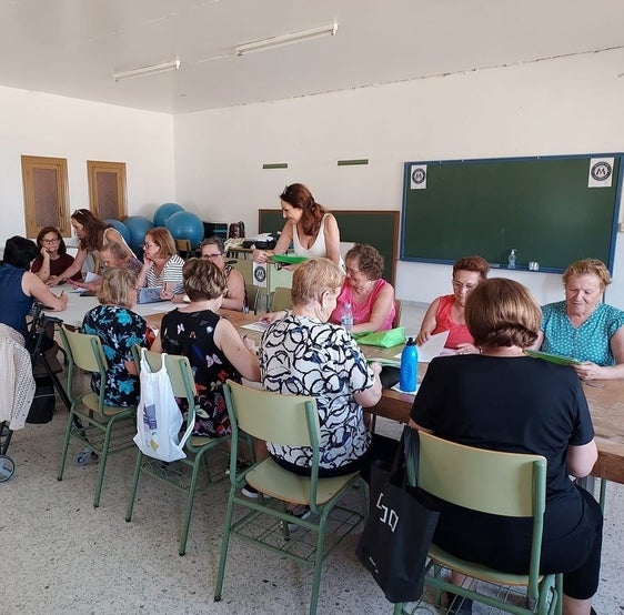 Los vecinos de la Mojonera realizan con éxito el taller de Envejecimiento Activo