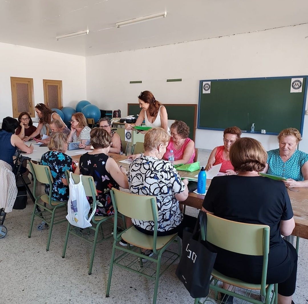 Varias personas mayores disfrutan aprendiendo del taller de Envejecimiento Activo.