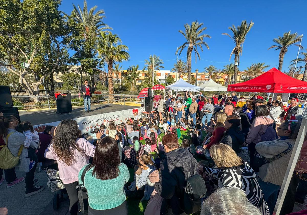 Varios niños asisten a una actividad navideña.