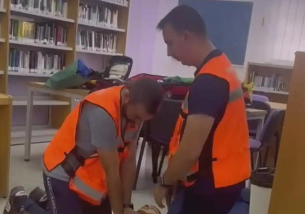 Voluntarios de Potección Civil hacen una rcp