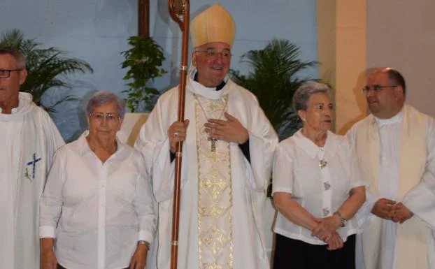 Reme (izquierda) junto al obispo de Almería, Antonio Gómez, entre otros. 