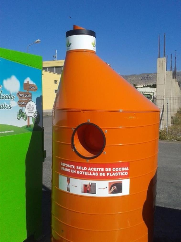 Los vecinos de Vícar han reciclado más de 4.900 litros de aceite usado durante 2023