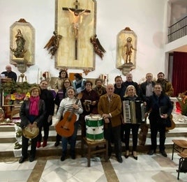 Un grupo coral con varios vecinos del municipio.