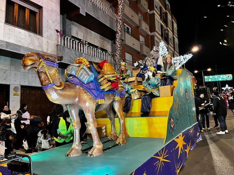 Roquetas disfruta de una noche mágica con la llegada de los Reyes Magos