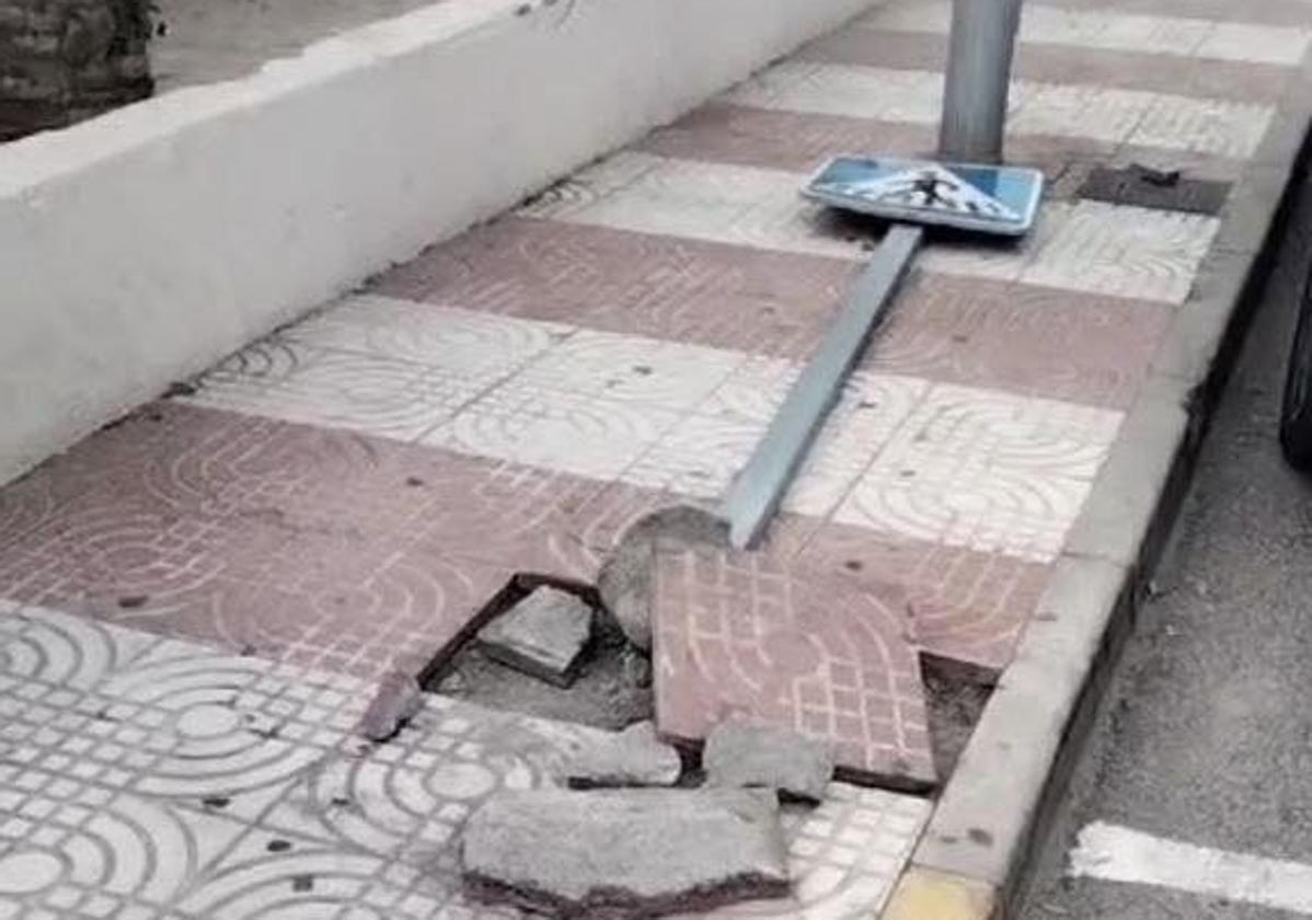 Desperfectos en una calle del municipio.
