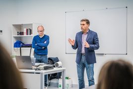 José Juan Rodríguez da una charla en un entorno académico del municipio de Roquetas de Mar.