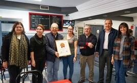 El alcalde de Vícar, Antonio Bonilla junto a representantes de Vicasol.