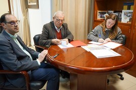 El alcalde de Vícar, Antonio Bonilla en la firma de documentos.