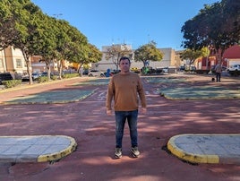 Pepe Montoya en un parque infantil de la localidad.