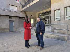 Maribel Cuadra y Manolo García, concejales socialistas en la puerta del Ayuntamiento de Roquetas de Mar.