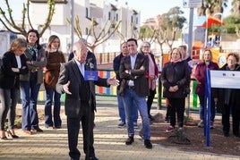 El alcalde de Roquetas, Gabriel Amat inaugura la avenida junto al presidente de Diputación, Javier Aureliano.