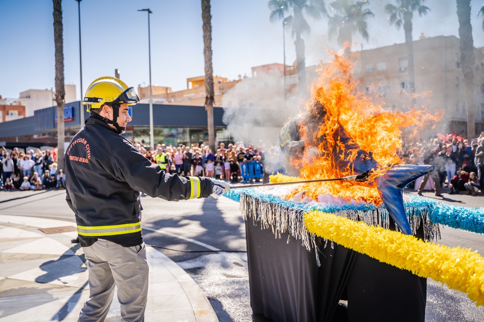 La imágenes del tradicional Entierro de la Sardina en Roquetas de Mar y El Parador