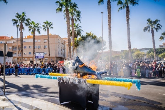 El Entierro de la Sardina: la fiesta que disfrutó Roquetas de Mar y El Parador en una jornada carnavalesca