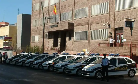 Varios coches estacionados en la Comisaría Provincial de la Policía Nacional en Almería capital.