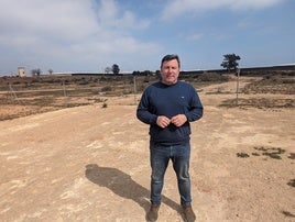 El portavoz dell partido político, Pepe Montoya, en una explanada.