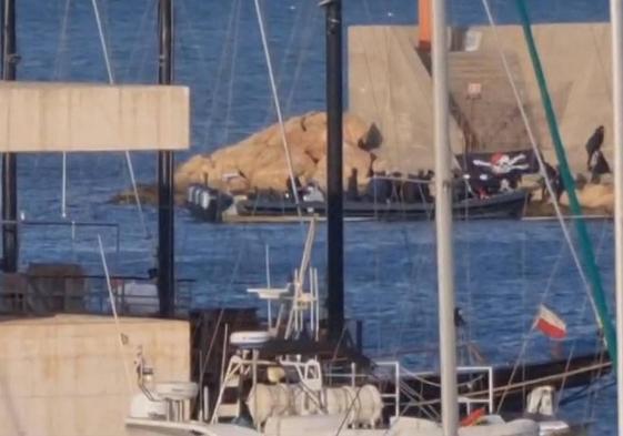 Una patera en Roquetas de Mar.