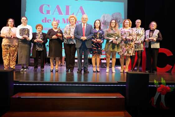La Gala de la Mujer valora la implicación vecinal, el trabajo, iniciativas estudiantiles y el deporte