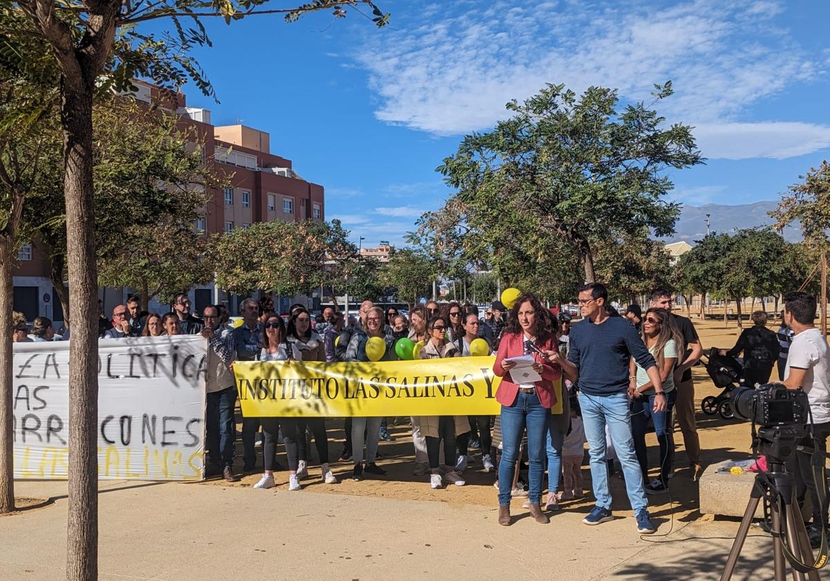 Concentración del pasado 5 de noviembre por parte de padres y madres a favor del IES Las Salinas.