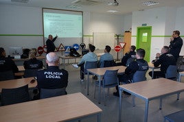 Varios agentes asisten a una charla sobre drogas en Vícar.