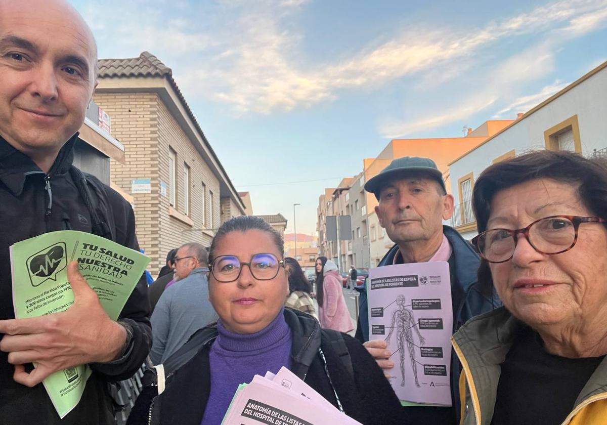 Belén Pérez con la cola del ambulatorio de Roquetas norte