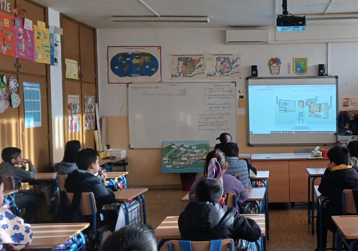 Una de las charlas de este programa educativo en Roquetas.