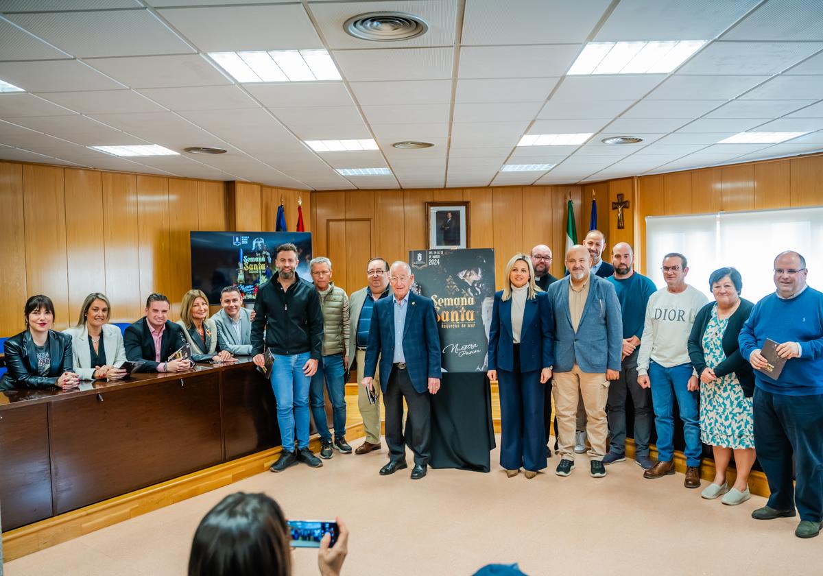 La presentación del cartel de Semana Santa reunió a una gran cantidad de caras conocidas en el Consistorio.