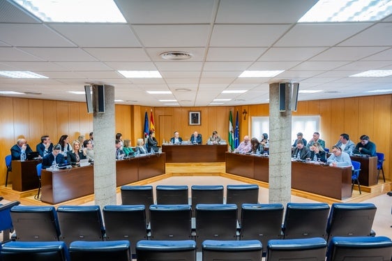El Ayuntamiento de Roquetas de Mar celebró ayer el pleno ordinario, días antes de que de comienzo la Semana Santa.
