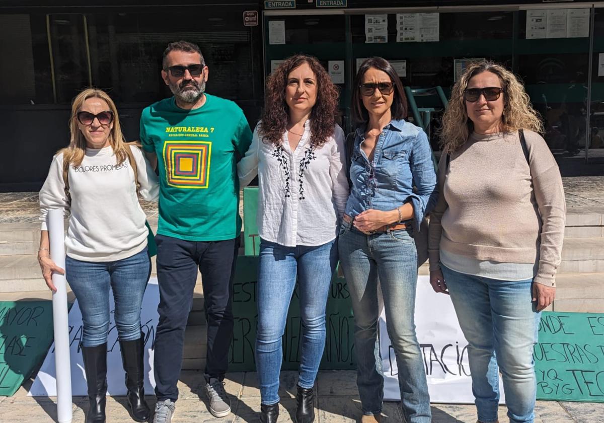 Algunas de las personas convocantes de la manifestación en la capital almeriense.