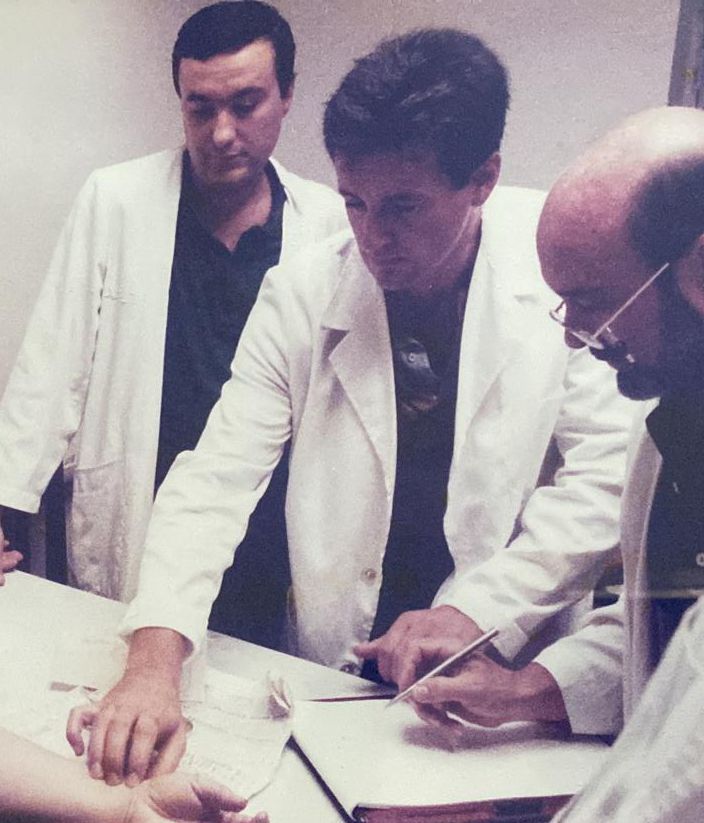 Félix Santos Pérez, en una imagen de recuerdo, con compañeros de profesión.